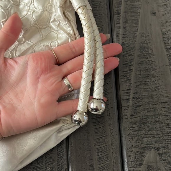 Vintage Gramercy Designs carry all shoulder bag with textured flowers - Picture 3 of 12